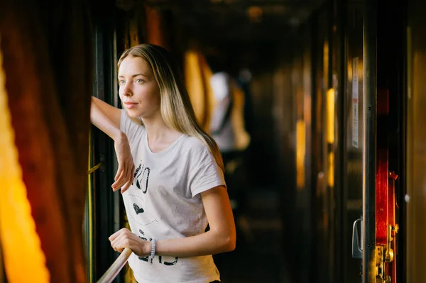 独自乘火车旅行的长发年轻女子 — 图库照片