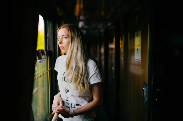Молодая Женщина Длинными Волосами Путешествует Поезде Одна — стоковое фото