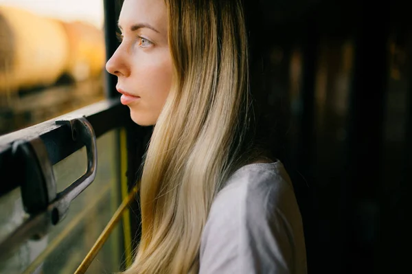 Jovem Mulher Com Cabelos Longos Viajando Trem Sozinha — Fotografia de Stock