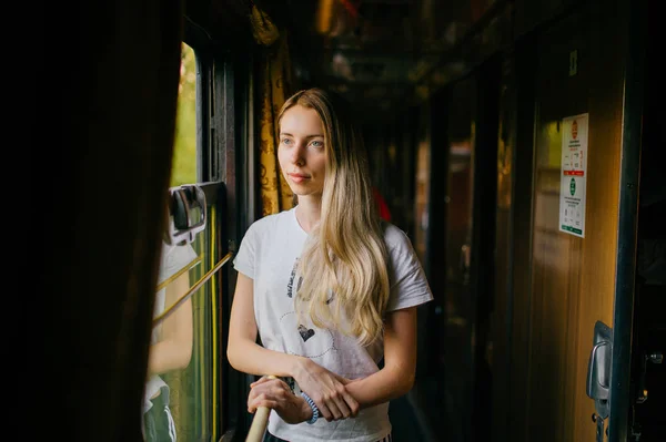 Молодая Женщина Длинными Волосами Путешествует Поезде Одна — стоковое фото