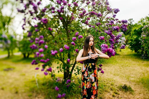 夏の庭で若いきれいな女性 — ストック写真