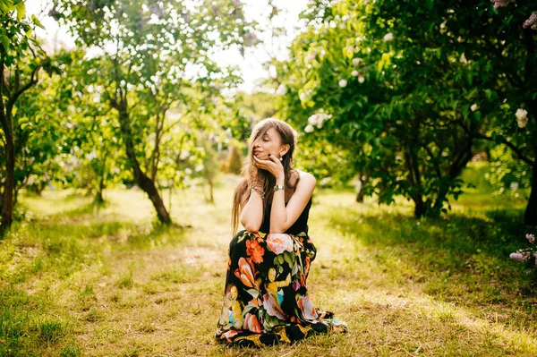 Wanita Cantik Muda Taman Musim Panas — Stok Foto