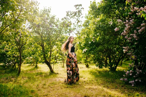 Jovem Mulher Bonita Jardim Verão — Fotografia de Stock