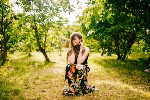 夏の庭で若いきれいな女性 — ストック写真