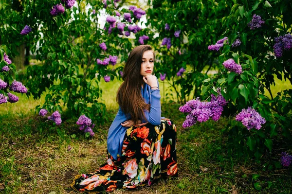 Genç güzel kadın yaz çiçek açan bahçesinde