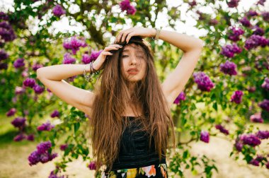 Genç güzel kadın yaz çiçek açan bahçesinde