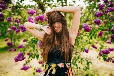 Genç güzel kadın yaz çiçek açan bahçesinde