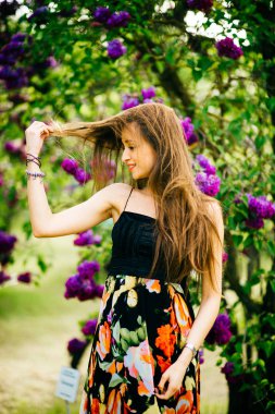 Yaz Çiçek bahçesinde uzun saçlı genç güzel kadın