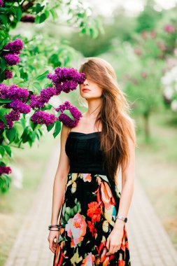 Yaz Çiçek bahçesinde uzun saçlı genç güzel kadın