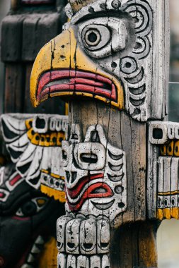 geleneksel Ulusal Hint totem görünümünü kapat