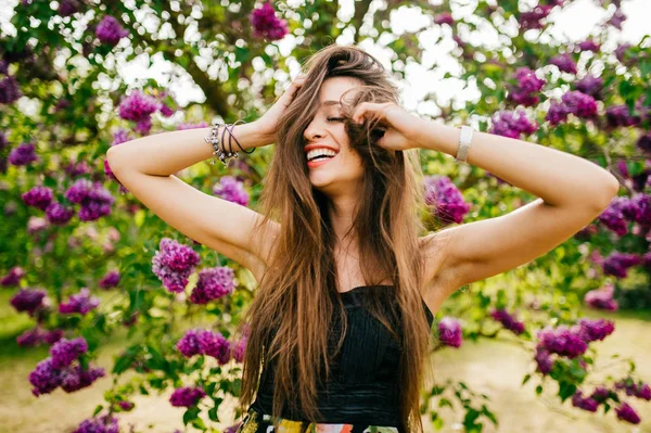 夏咲く庭で若い美しい女性 — ストック写真