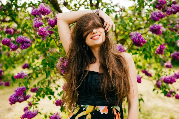 夏咲く庭で若い美しい女性 — ストック写真