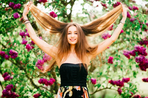Yaz Çiçek Bahçesinde Uzun Saçlı Genç Güzel Kadın — Stok fotoğraf
