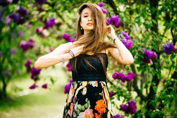 Yaz Çiçek Bahçesinde Uzun Saçlı Genç Güzel Kadın — Stok fotoğraf