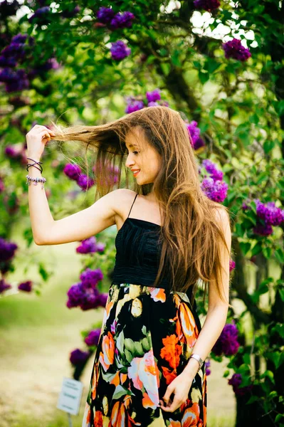 Yaz Çiçek bahçesinde uzun saçlı genç güzel kadın