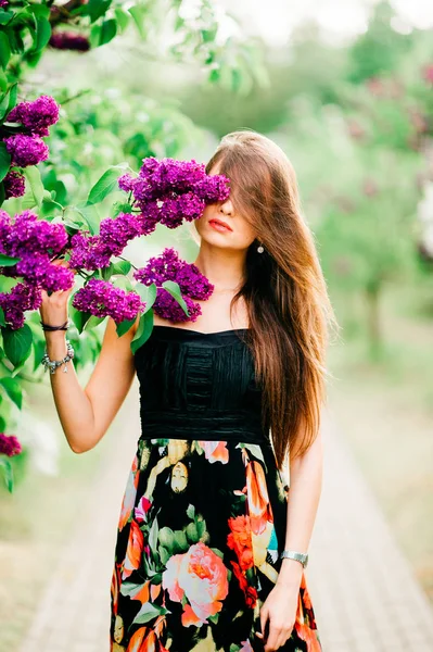 Yaz Çiçek Bahçesinde Uzun Saçlı Genç Güzel Kadın — Stok fotoğraf