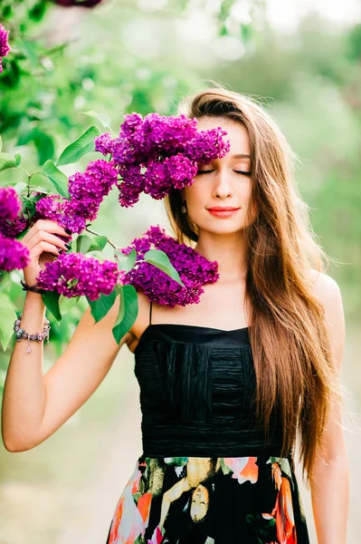 Молодая Красивая Женщина Длинными Волосами Летнем Цветущем Саду — стоковое фото