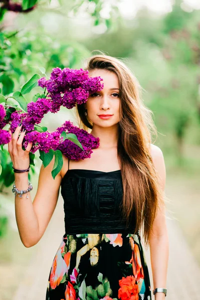 Молода Красива Жінка Довгим Волоссям Літньому Квітучому Саду — стокове фото