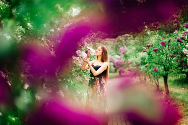 Genç Güzel Kadın Yaz Çiçek Açan Bahçesinde — Stok fotoğraf