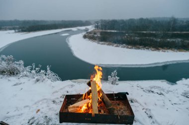 Karda mangal ahşap günlükleri ateşten