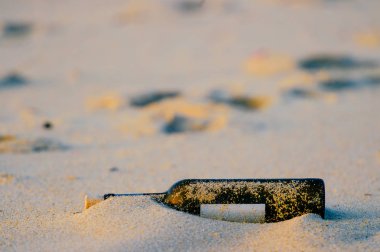 Kumsalda yalan şişe görünümünü kapat