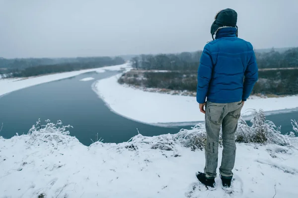 Traveller Hat Blue Jacket Jeans Looking Frozen River Clear Winter — Stock Photo, Image