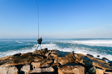 Portekiz 'de Atlantik Okyanusu 'nda adam balıkçılık arka görünümü
