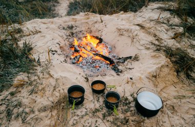 Kamp gezisi sırasında gıda hazırlama süreci