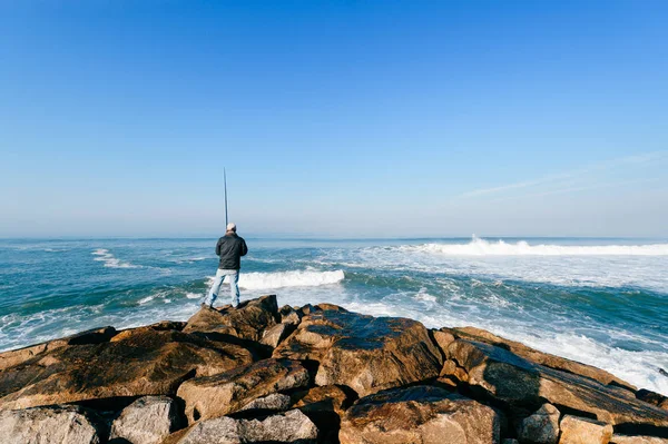 Vista Traseira Homem Que Pesca Oceano Atlântico Portugal — Fotografia de Stock