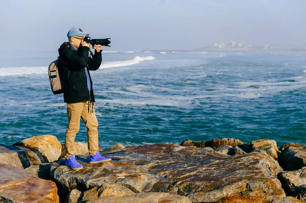 ポルトガルの海の岬から美しい風景の写真を撮る男 — ストック写真