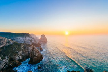 güzel bir gün batımı sırasında Akdeniz maliyet doğal manzarası