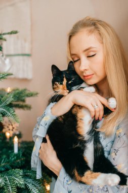 küçük yavru kedi evde sarılma kadın portresi