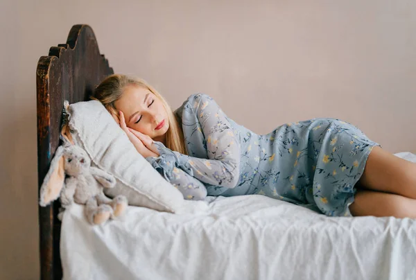Młoda Kobieta Blondynka Śpiące Łóżku Domu — Zdjęcie stockowe