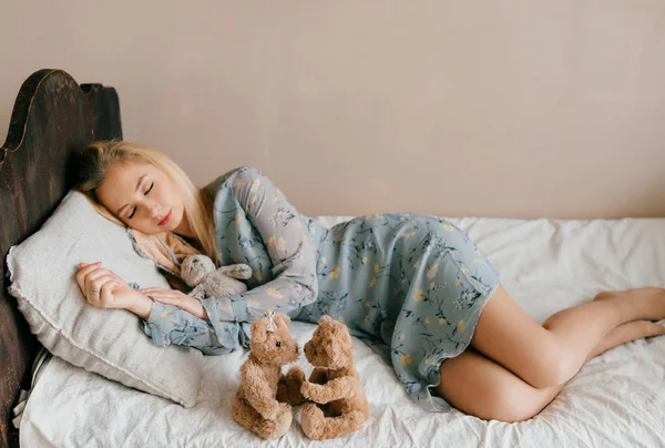Unga Blonda Kvinnan Sover Sängen Hemma — Stockfoto