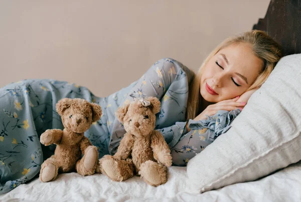 Young Blonde Woman Sleeping Bed Home — Stock Photo, Image