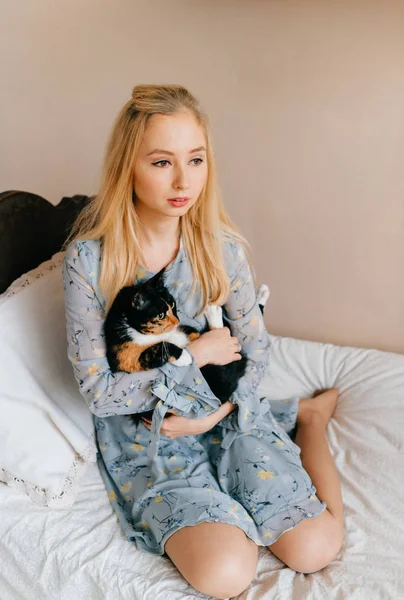 Młoda Kobieta Przytulanie Mały Kotek Siedząc Łóżku — Zdjęcie stockowe