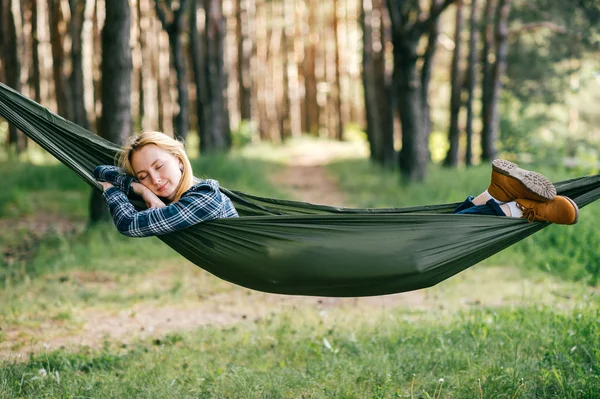 Junge Frau Schläft Hängematte Wald — Stockfoto