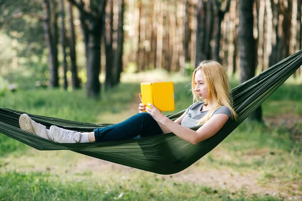 Jovem Mulher Ler Livro Rede Floresta — Fotografia de Stock