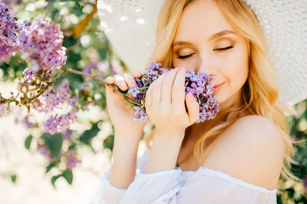 Молодая Привлекательная Женщина Белом Платье Весной Цветущий Сад — стоковое фото