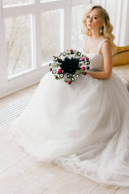 ışık odada poz beyaz şık gelinlik güzel zarif gelin