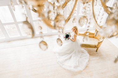 ışık odada poz beyaz şık gelinlik güzel zarif gelin