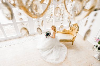 ışık odada poz beyaz şık gelinlik güzel zarif gelin