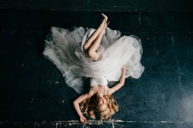 koyu arka plan üzerinde poz beyaz şık gelinlik güzel zarif gelin havai görünümü