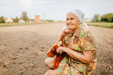 yaşlı kadın ve oyuncak at yaz alanında