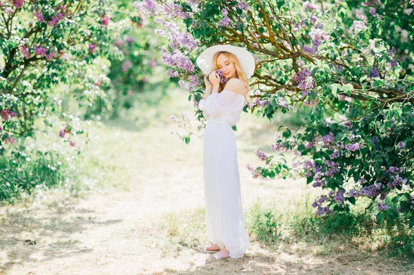 Bahar Çiçek Bahçesinde Beyaz Elbiseli Genç Çekici Kadın — Stok fotoğraf