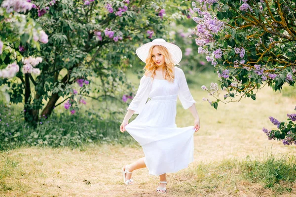 Jovem Mulher Atraente Vestido Branco Jardim Florescendo Primavera — Fotografia de Stock