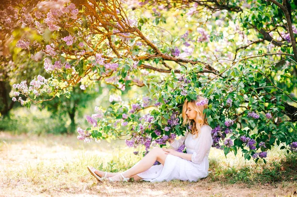 Молодая Красивая Женщина Белом Платье Позирует Весеннем Цветущем Саду — стоковое фото