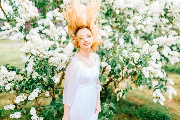 Mladá Krásná Žena Bílých Šatech Pózuje Jarní Kvetoucí Zahrada — Stock fotografie