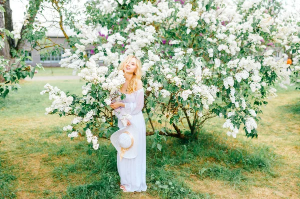 Mulher Bonita Nova Vestido Branco Posando Jardim Florescendo Mola — Fotografia de Stock