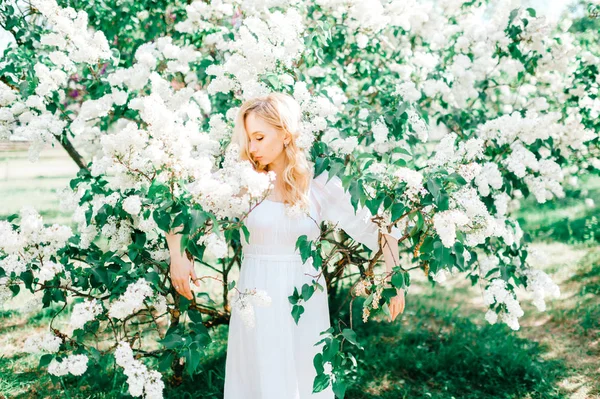Joven Hermosa Mujer Vestido Blanco Posando Jardín Floreciente Primavera —  Fotos de Stock